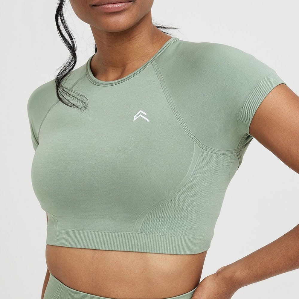 ONER ACTIVE EFFORTLESS SEAMLESS SHORT SLEEVE CROP TOP IN SAGE SIZE XS